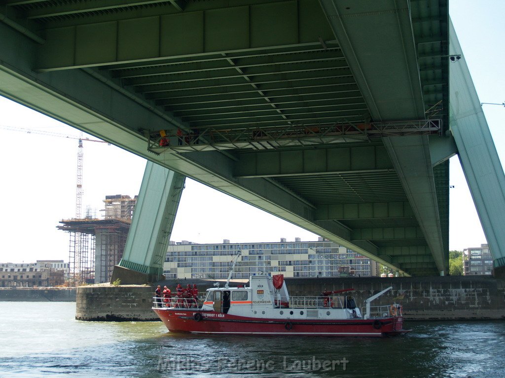 Einsatz Loeschboote Hoehenretter Koeln unter Severinsbruecke P047.JPG